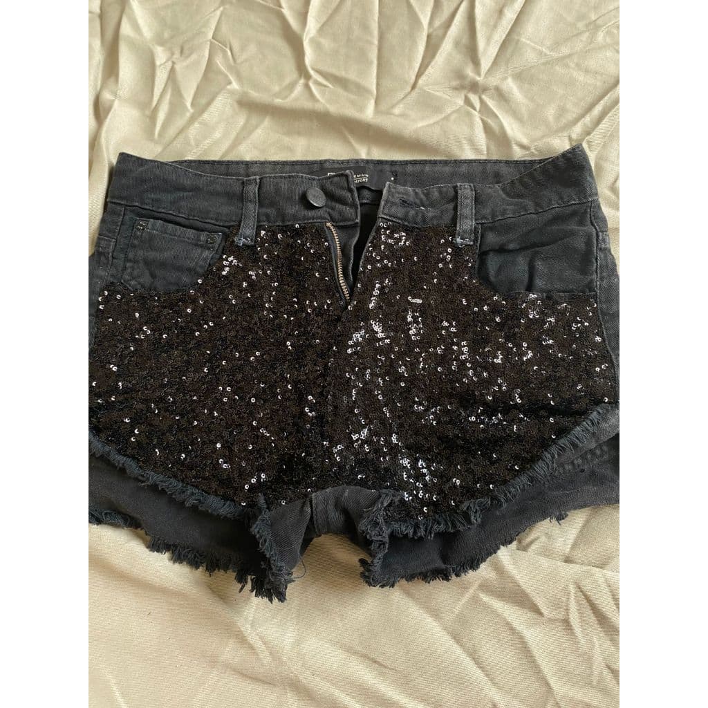 Short preto paetê brilhoso roupa festa jeans 4 bolsos barra desfiada destroyed usado