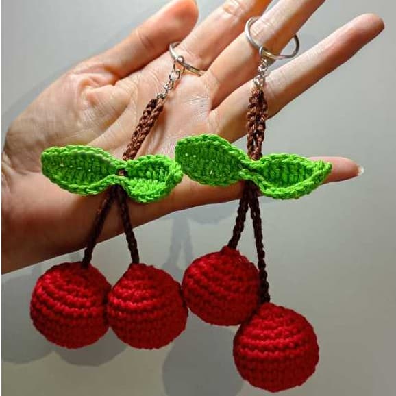 Chaveiro Amigurumi Cherry | Feito à Mão em Crochê | Lembrancinha Criativa e Presente Artesanal