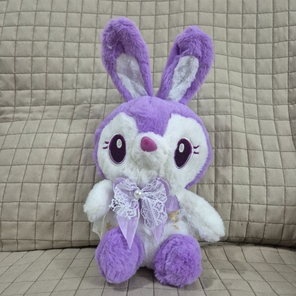 Brinquedo Pelúcia Coelhinha Roxo e Branco C/ Lacinho Coelho