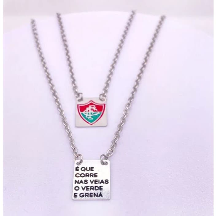 Escapulário de aço inox, escudo resinado do Fluminense e frase "É que corre nas veias o verde e grená" 60 cm