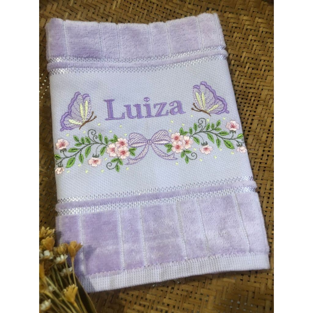 Toalha Bordada Personalizada com Nome Flores e borboletas Toalha Menina Bebê Roxo Lilás Lavanda