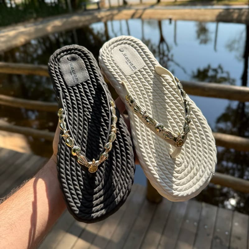 Chinelo Rasteira Feminina Branco com Detalhes Dourados Confortável, Estiloso e Versátil para Dia a Dia e Lazer
