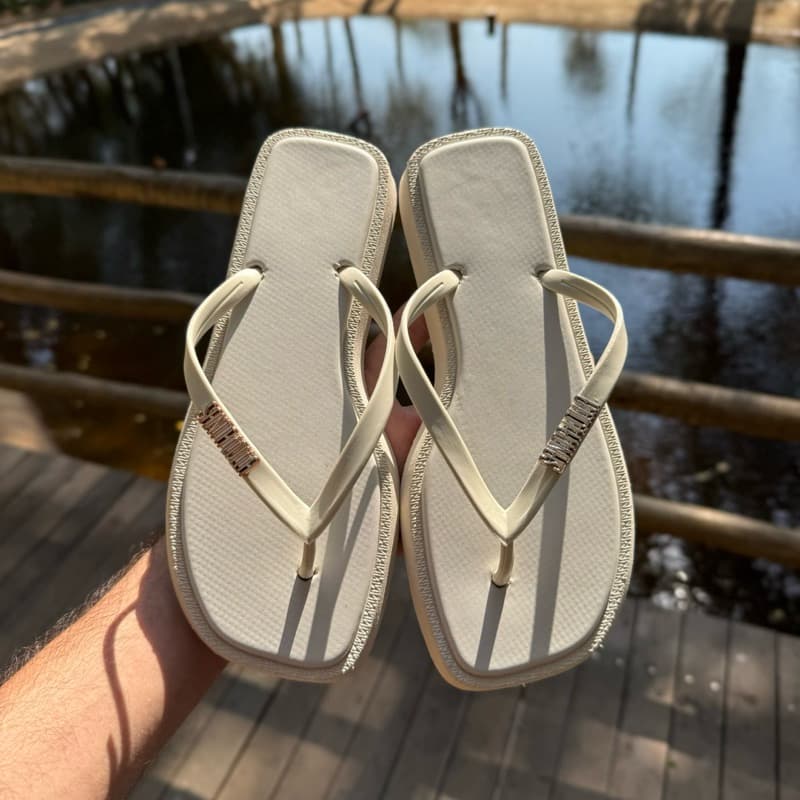 Chinelo Rasteira Feminina Preta com Letreiro Dourado Bico Quadrado, Confortável e Elegante para Dia a Dia, e Passeios