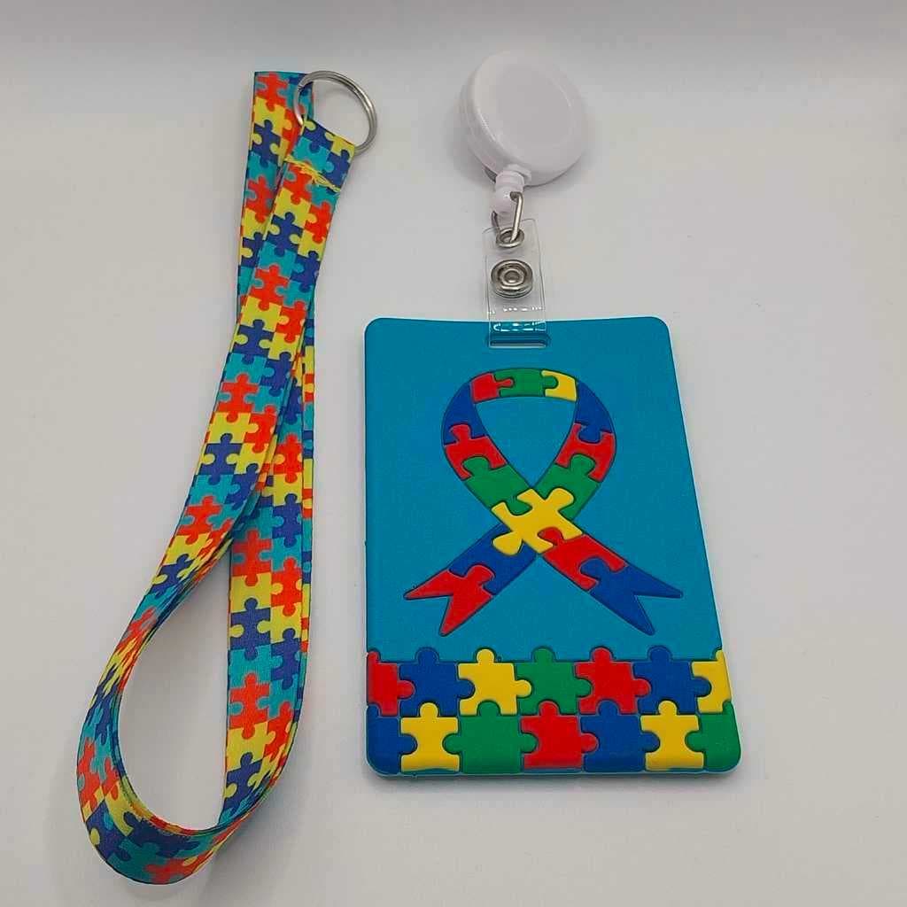 Kit Cordão TEA Autismo Emborrachado + Porta Crachá Retrátil – Ideal para Escolas e Eventos
