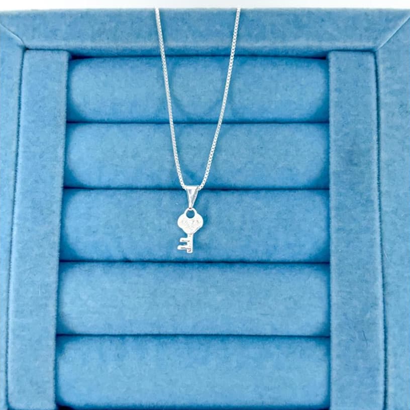 Colar Chave Cravejada - Banhado a Prata - Cordão Feminino Delicado Minimalista Brilhoso