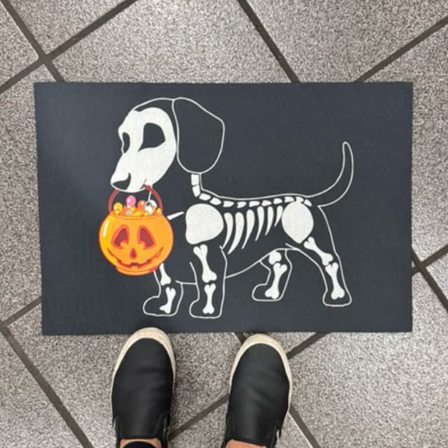 Tapete capacho para porta de entrada - Cachorro Salsicha Halloween