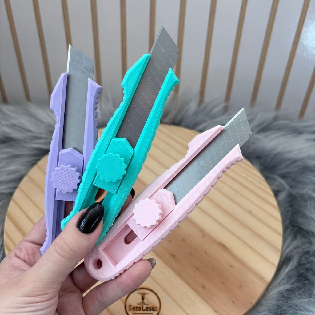 Estilete | Cores Candy Color em PLA | Ferramenta de Corte para Papelaria Criativa e Encadernação