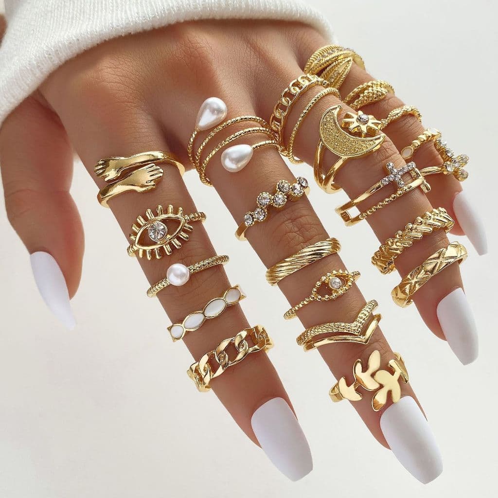 Conjunto de anel e pulseira vintage com pedras preciosas em formato de céu estrelado esculpidas e cravejadas de diamante