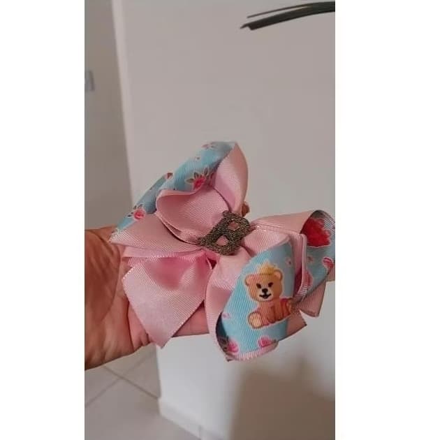 Laço com inicial do nome (B) estampa Ursinha floral Acessórios infantis-Cabelo Menina...