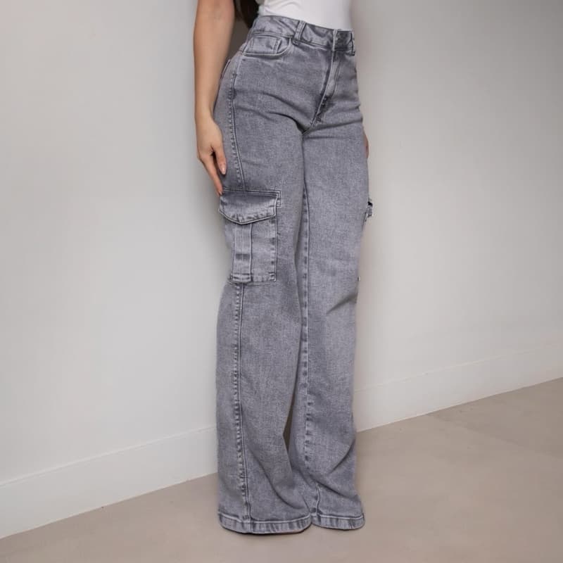 calça jeans cargo grafite feminina empina bumbum super tendencia