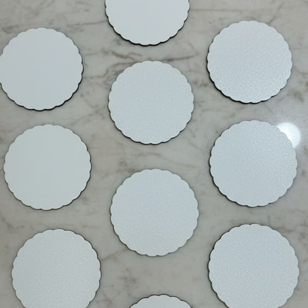 Kit 50 Bolachas bases babado ondulado 7cm MDF laminado branco laser personalizável lembrancinhas artesanato decoupage