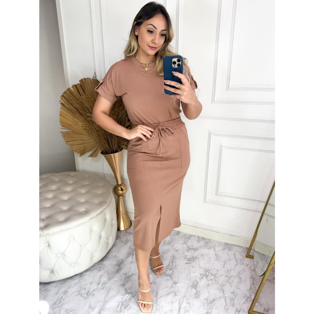 Conjunto blusa manga curta detalhe lateral botão, saia midi longuete fenda frontal, cordão, bolsos Malha Viscose Premium