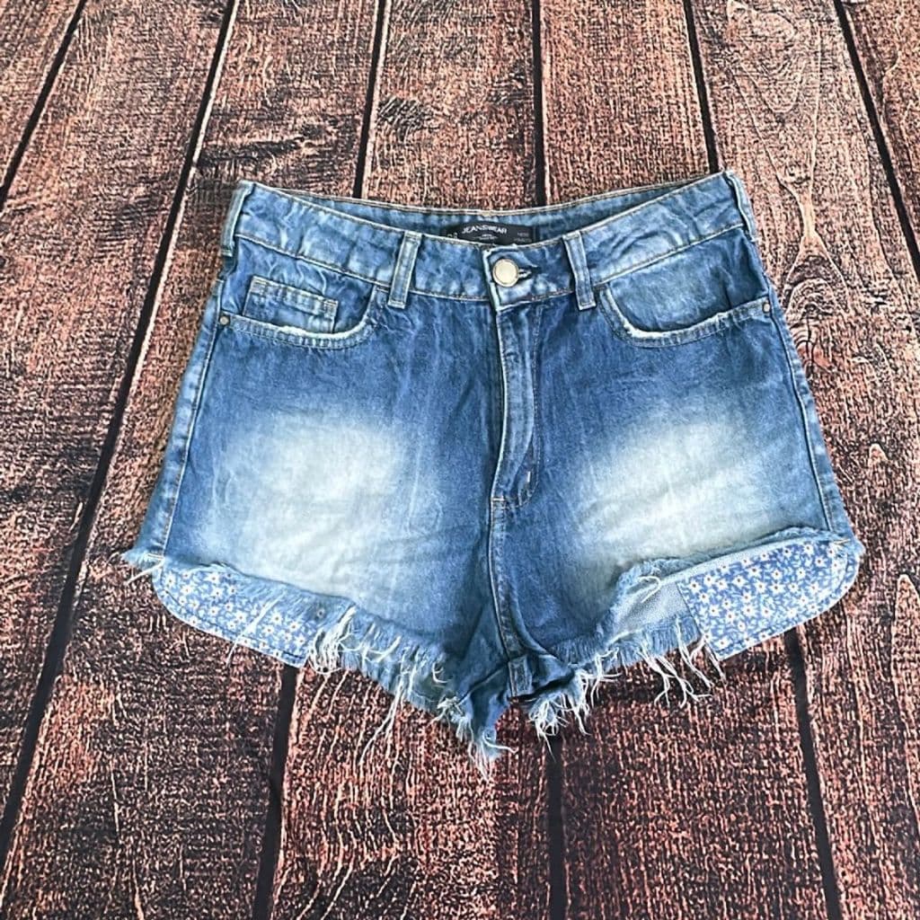 short feminino hot pants 38 com flor no bolso, mini short feminino com franjinha e bolsos lindos 38 (BAZAR)