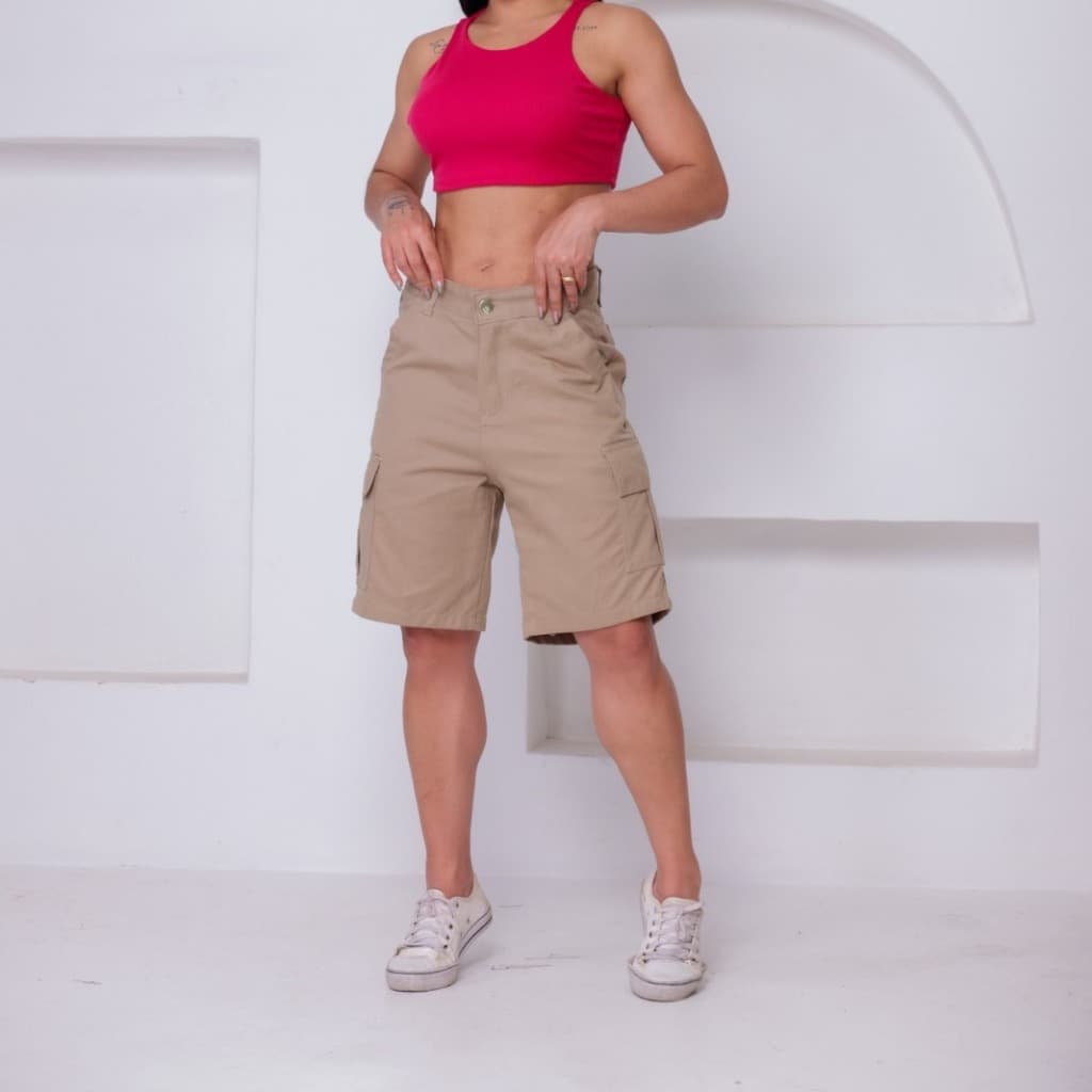 BERMUDA JEANS FEMININA COR CAQUI COM BOLSO NA LATERAL ,ESTILOSA E DESPOJADA