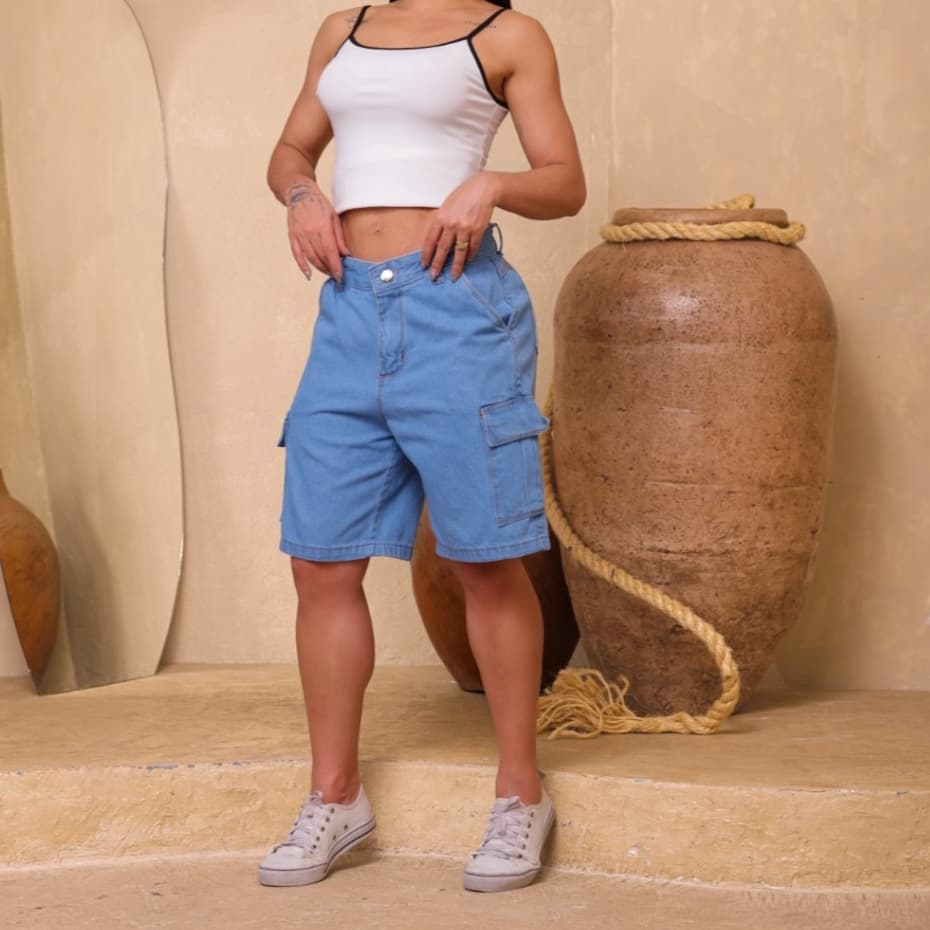 BERMUDA JEANS FEMININA LAVAGEM CLARA COM BOLSO NA LATERAL ,ESTILOSA E DESPOJADA