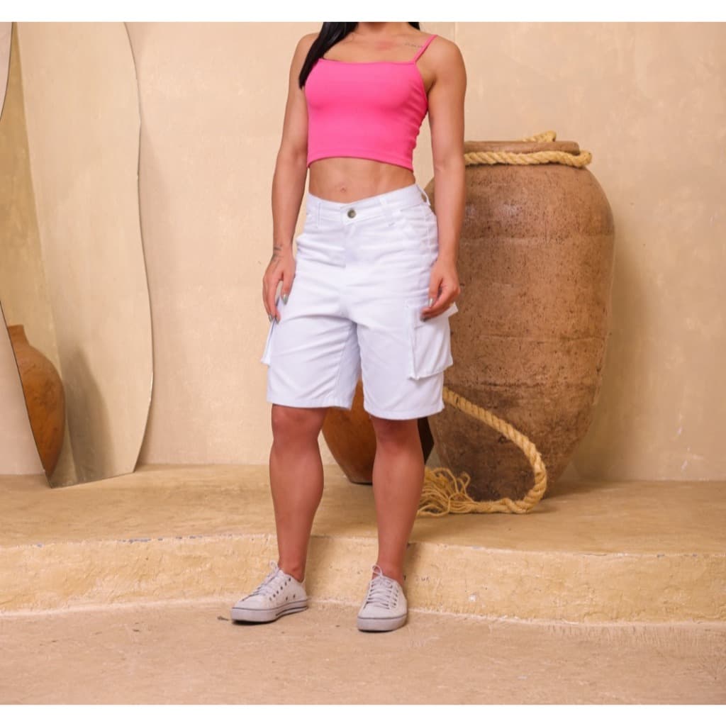 BERMUDA JEANS FEMININA COR BRANCA COM BOLSO SONFONADO NA LATERAL ,ESTILOSA E DESPOJADA