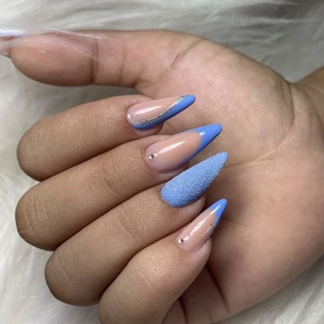 unha almond azul claro pronta para aplicação artesanal feita em gel