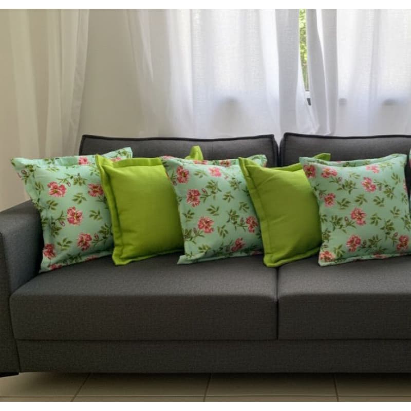 KIT COM 5 ALMOFADAS 3 ESTAMPADAS E 2 LISAS