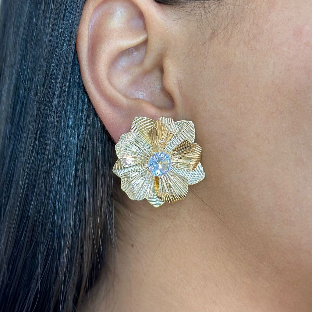 Brinco flor dourada com pedra cristal - Semijóia, com garantia