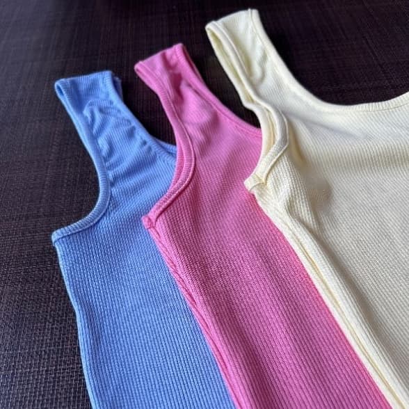 kit 3 UN Regatas Femininas Alça larga Blogueirinha Lisa Malha Algodão Ribana Cores de verão Sortidas P ao GG.