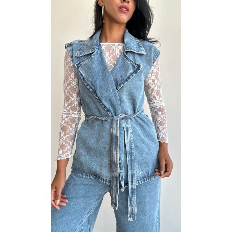 Colete Jeans Feminino Alongado Acinturado Transpassado com Faixa Amarração - Estilo Trench Coat