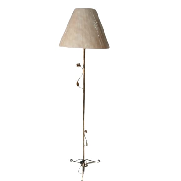 abajur luminaria grande de chao de ferro detalhe de flor sala quarto decoraçao e iluminaça com cupula tnt cafe com leite