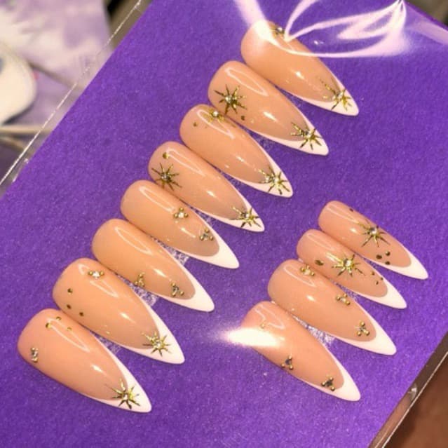 Unha postiça realista feito em gel artesanal modelo branco com dourado