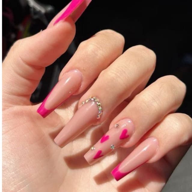 Unha postiça realista bailarina feita em gel artesanal rosa com strass corações