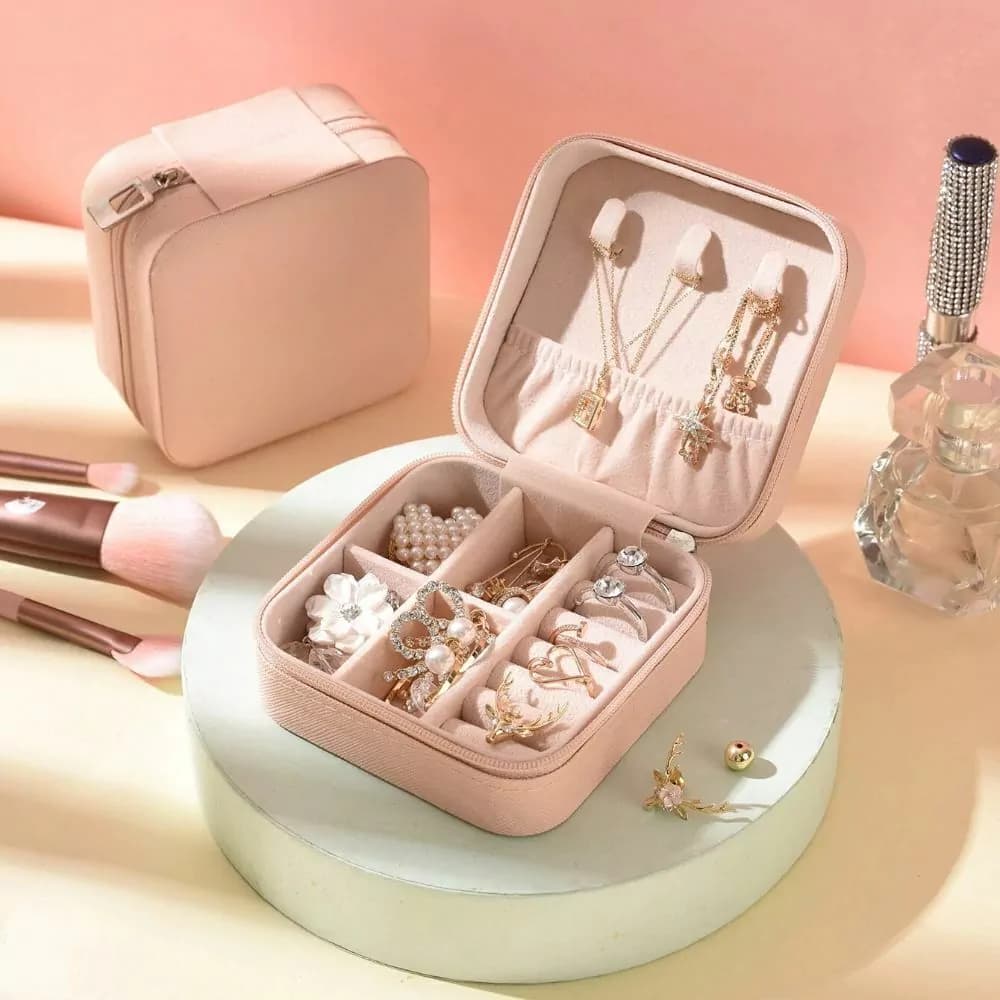 Porta-Joias de Viagem Luxo Rosa Claro – Compacto, Sofisticado e com Divisórias para Anéis, Brincos e Colares