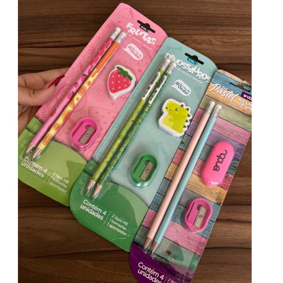Kit Escolar 2 Lápis de Escrever HB Grafite 1 Borracha e 1 Apontador Infantil Morango Dinossauro ou Kit Tons Pasteis Onda