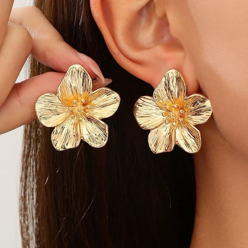 Brinco de Flor de Lirio Folheados: Elegância e Luxo em um Acessório Único