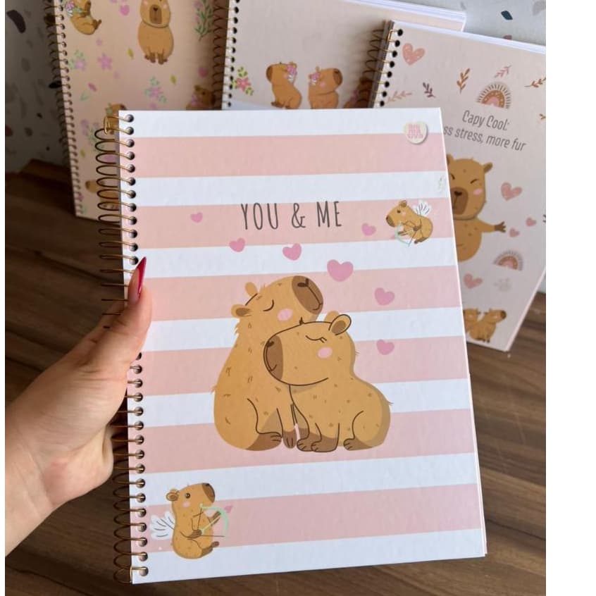 Caderno Capivara 1 Matéria Universitário 80 Folhas 56gm² CapyCuties Animativa Escolar Contem Adesivos Unidade