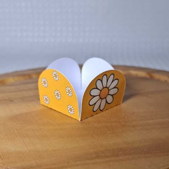 Forminha de doces 4 pétalas - forminha Jardim das Margaridas - amarelo