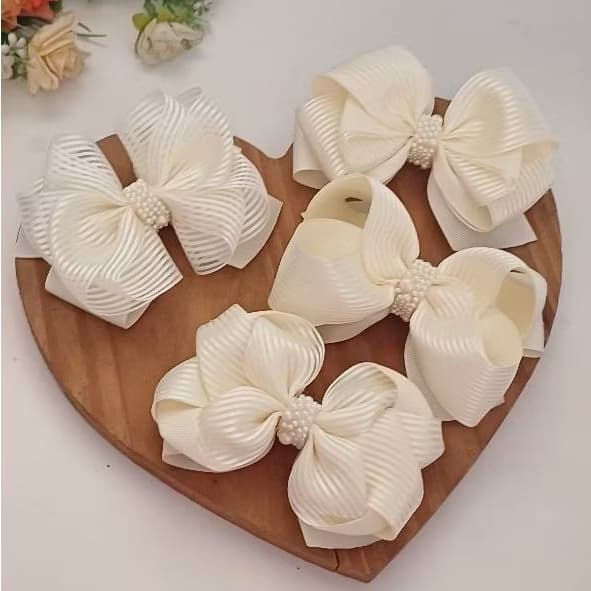 laço infantil organza bege, off White(marfim/creme) luxo com pérolas