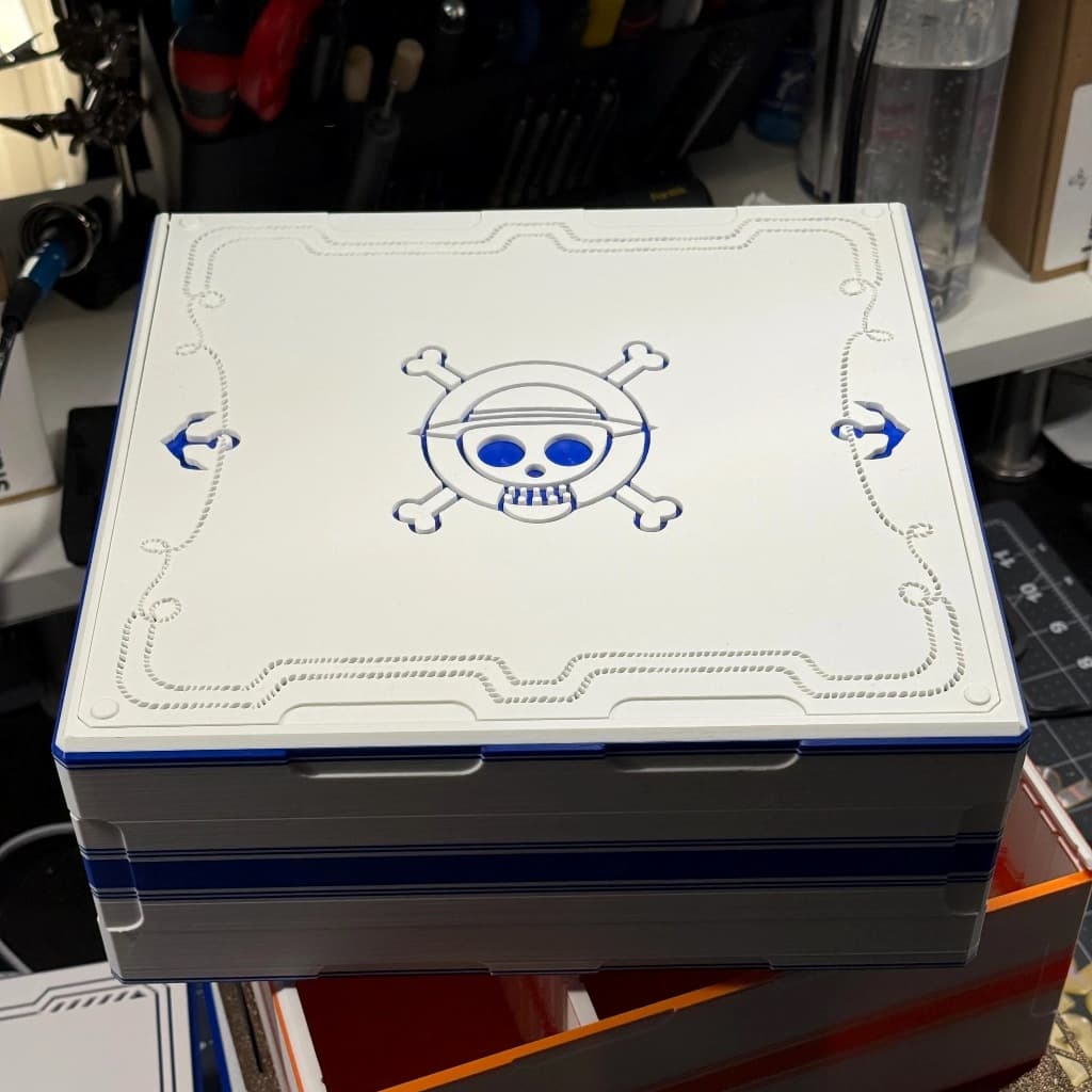 Caixa Organizadora Modular One Piece – Sistema Empilhável para Cartas e Acessórios