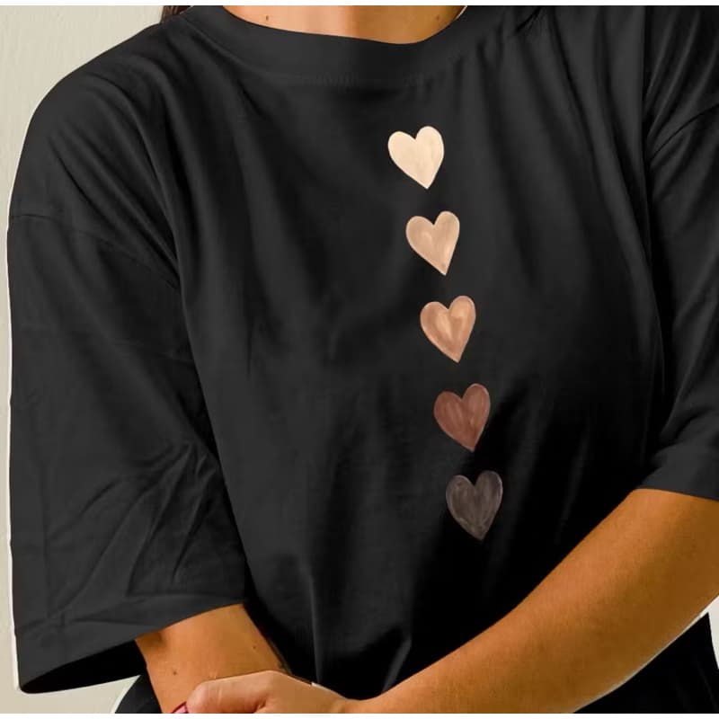 T-shirt Feminina cor Preta veste (38 ao 44) com Corações em Tons Neutros 🩶