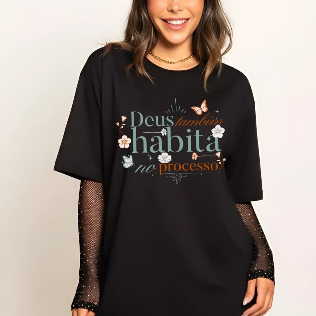 Blusa Feminina Premium MODA EVANGÉLICA DEUS NO PROCESSO T-Shirt Gospel Fé