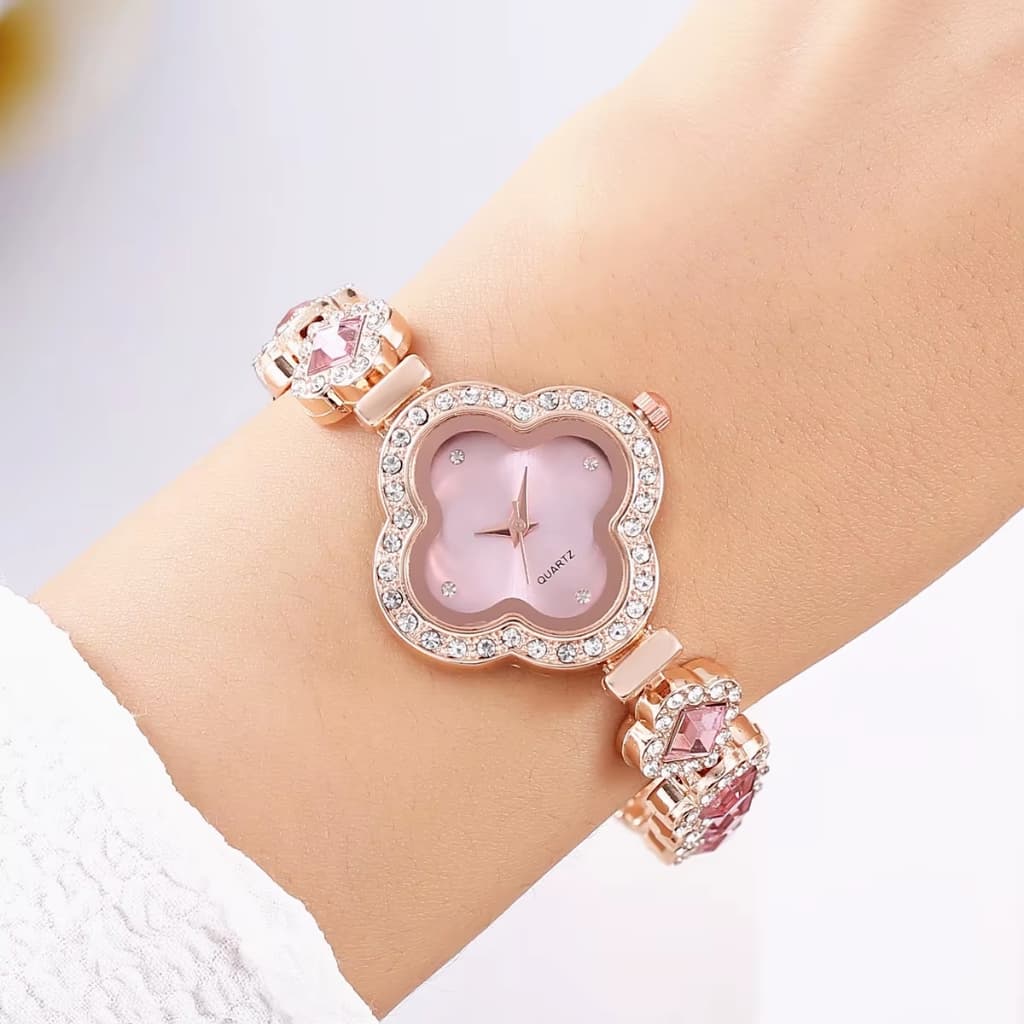 Pulseira Relógio Mini Trevo Feminino Pedraria Quartz Luxo Delicado Joia Flor Elegante