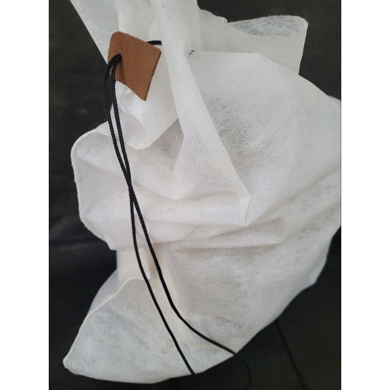 saquinhos de tnt 45x50 com cordinha e tag colocadas
