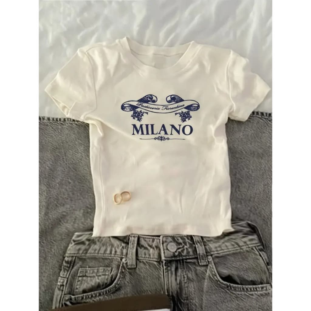Baby Tee Estampa Y2k Milano Camiseta Feminina Estampada Estilo Retrô Casual Tumblr Corte Reto