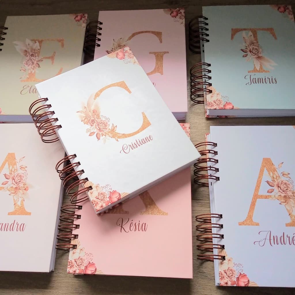 Caderno Personalizado A5 Nome + Inicial (laminação fosca)  | Presente Feminino l Amiga l Igreja l Floral Delicado