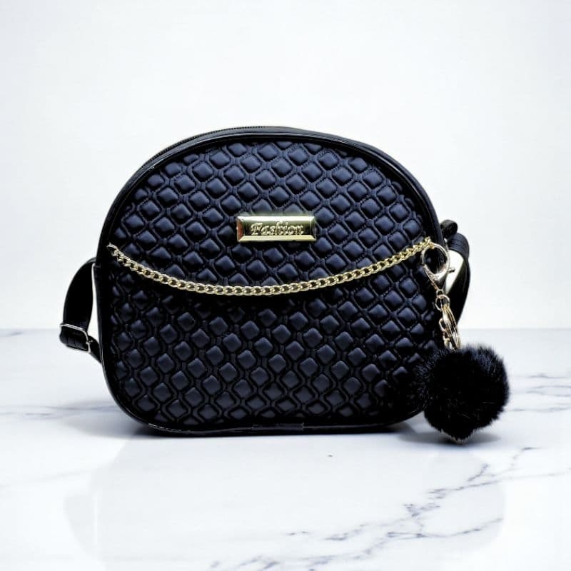 Bolsa Feminina Transversal Matelassê Oval Corrente Dourada Luxo + Chaveiro Pompom - Estilo Blogueira Festa Balada Moda