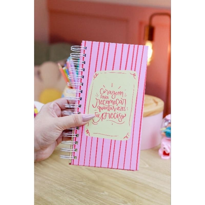 Agenda Slim 2026 🌷 Capa dura com laminação, elástico e páginas suaves — leveza e fofura em cada detalhe!