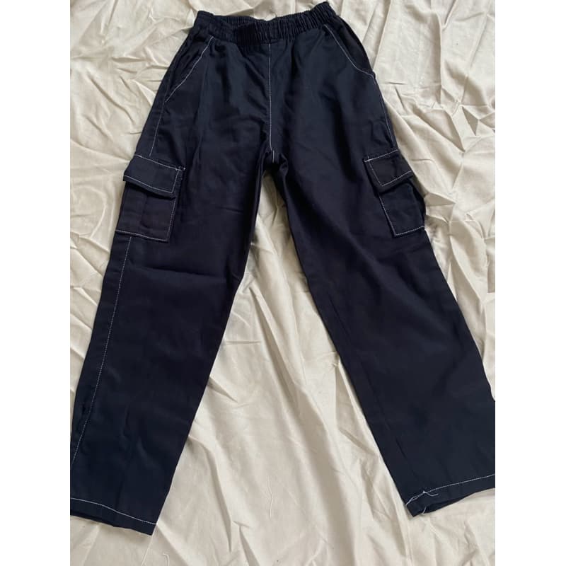 Calça cargo preta com linhas brancas constrastada infanto/juvenil nova 6 bolsos sarja 100% algodão elástico na cintura