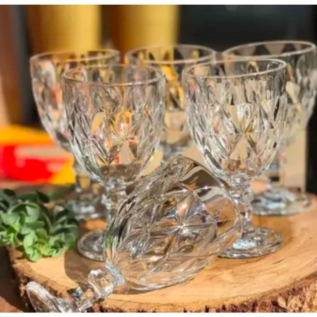Jogo de taças de vidro  com 6 taças de 340ml cada.