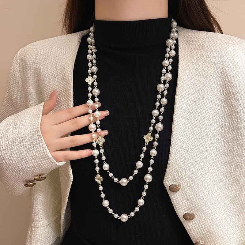 Colar Duplo Feminino com Pingentes de Flor e Pérola – Estilo Elegante e Moderno