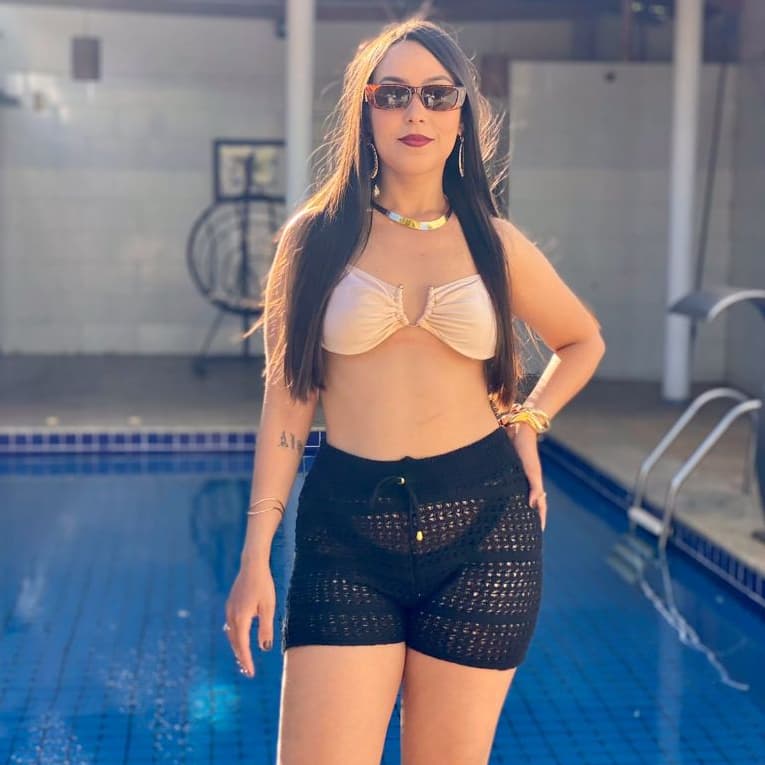 Short Saída de Praia | Crochê Elegante para a Piscina | Look Feminino Verão 2025