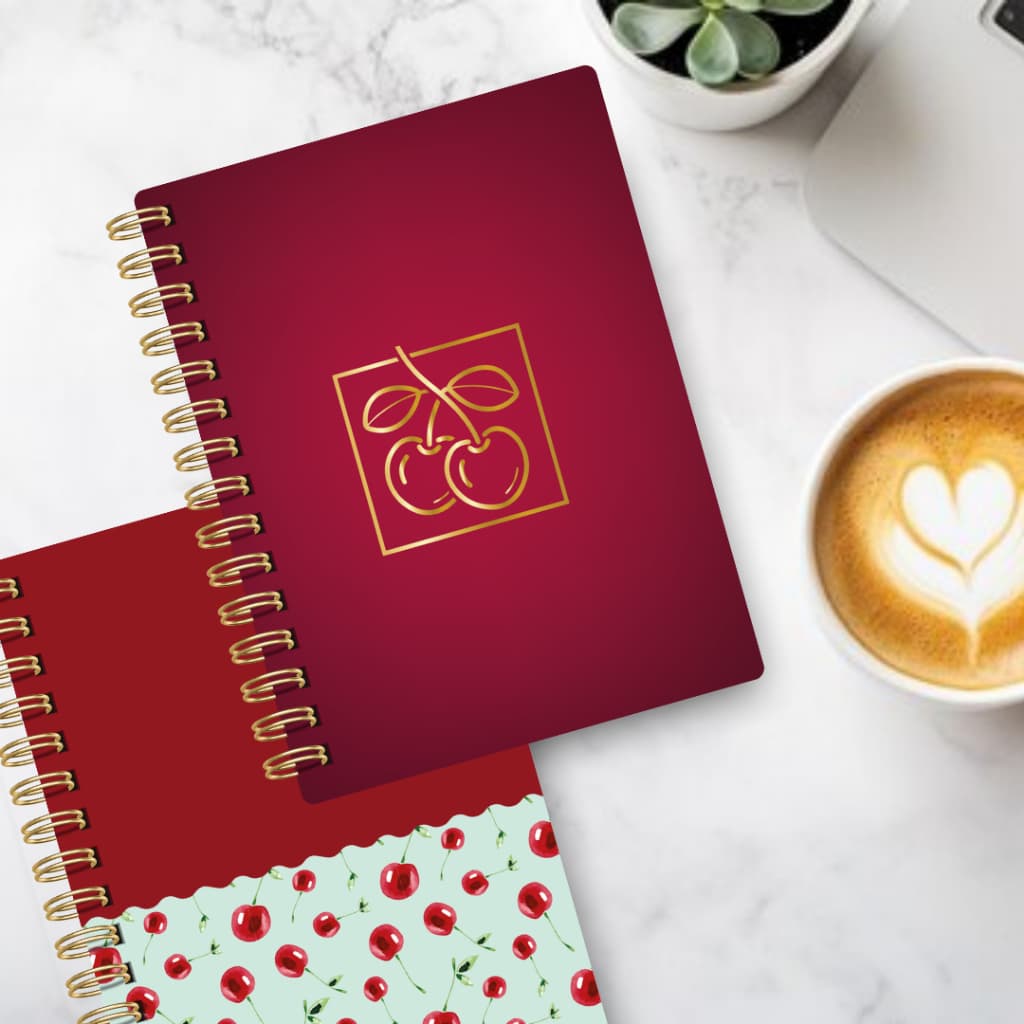 🍒 Agenda 2026 Tema Cereja – 2 Dias por Página | Com ou Sem Hora | Capa Dura Brilho ou Fosco | Folhas 75g + Elástico + Po