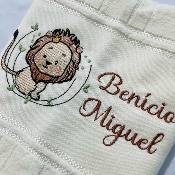 Toalha Infantil Personalizada Leão Safari Arabesco com Nome da Criança Bordada