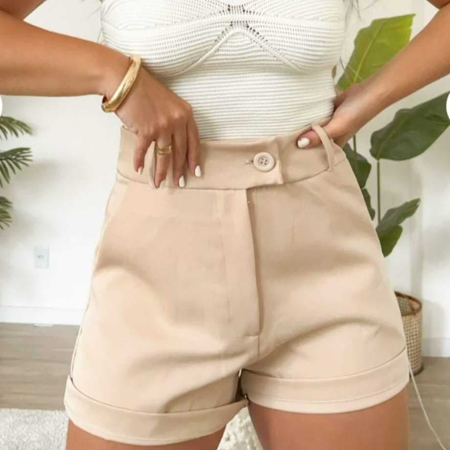 Short de Alfaitaria Premium Feminino com Bolsos Laterais e Detalhe no Botão Cintura Alta Casual